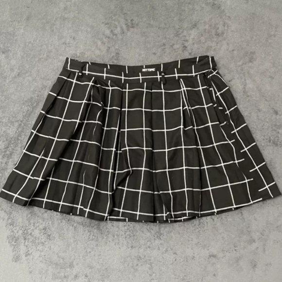Hot Topic Dresses & Skirts - Hot Topic Skirt Womens 1X Black White Pleated Plaid Mini Gothic Dark Academia